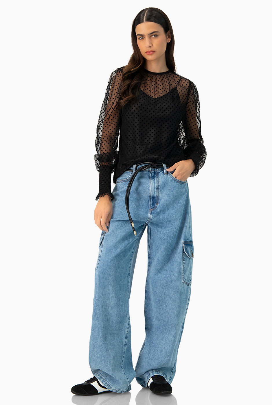 Blusa negra de lunares con mangas largas y smock