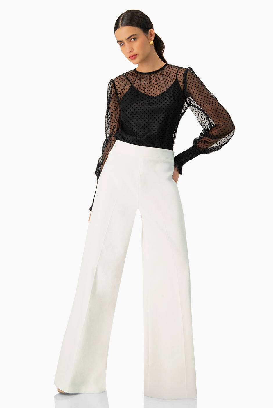 Blusa negra de lunares con mangas largas y smock