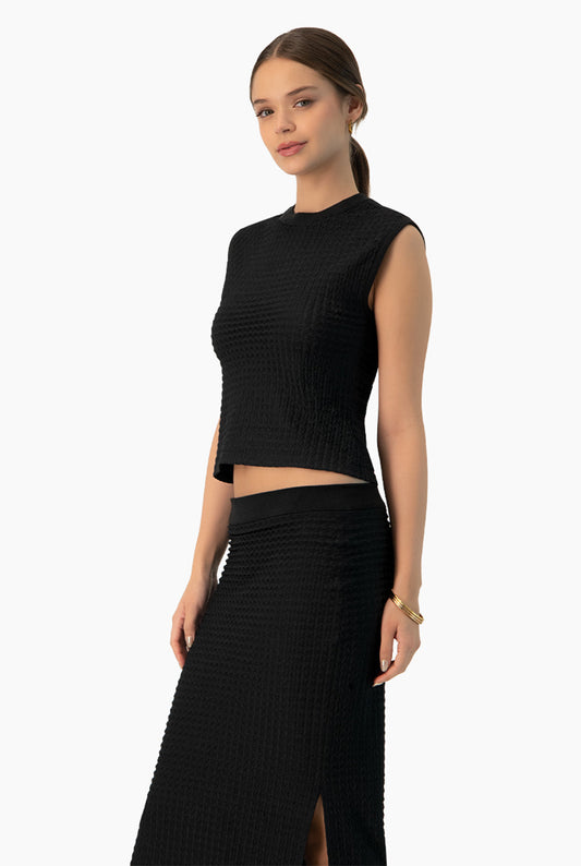 Blusa sin mangas tejida negra con textura y cuello redondo