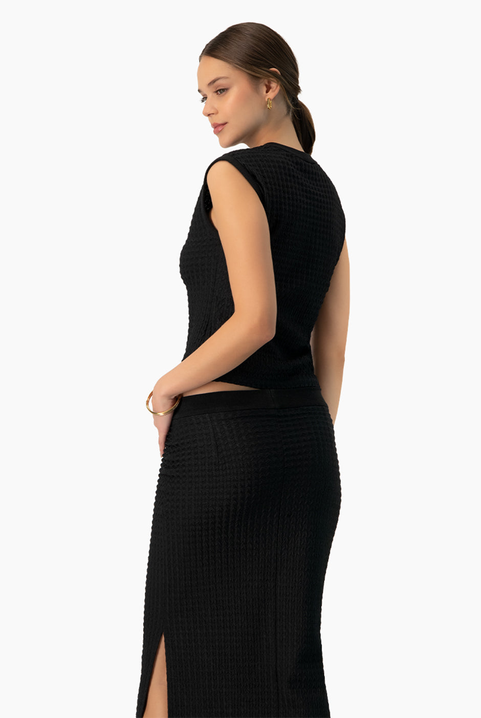 Blusa sin mangas tejida negra con textura y cuello redondo