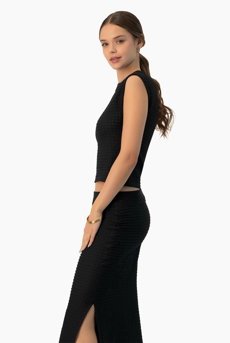 Blusa sin mangas tejida negra con textura y cuello redondo