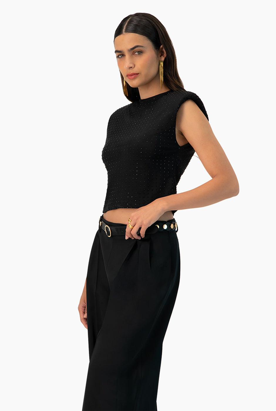 Blusa corta negra de hombro caído con puntos brillantes