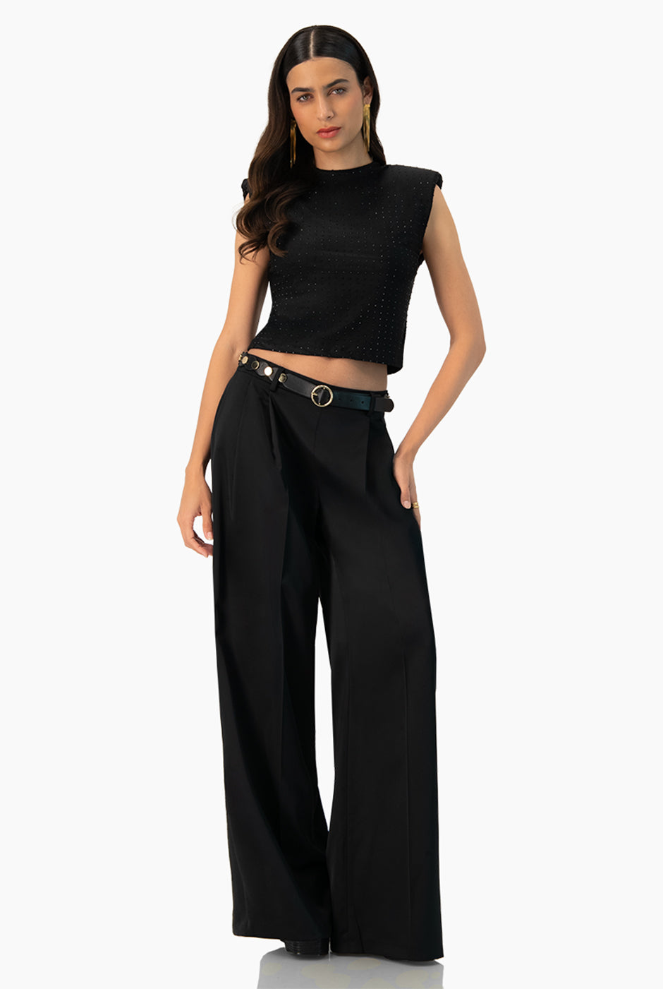 Blusa corta negra de hombro caído con puntos brillantes