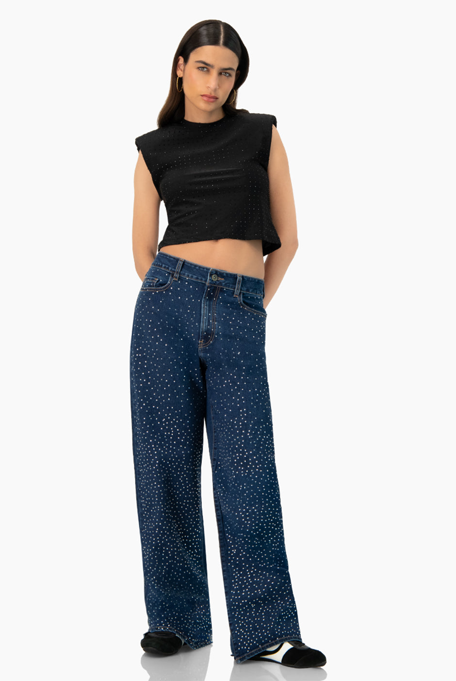 Blusa corta negra de hombro caído con puntos brillantes