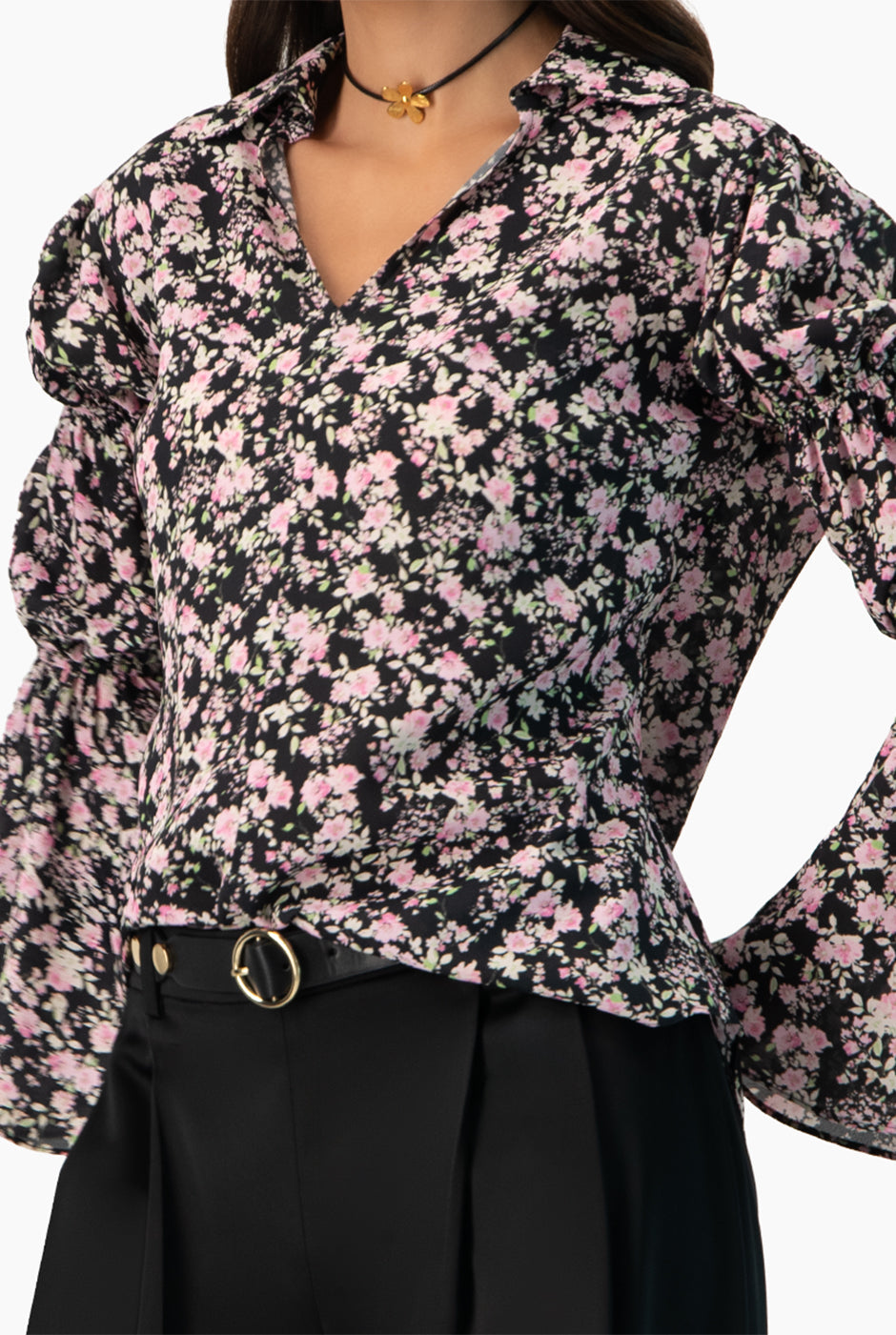 Blusa manga larga con estampado floral y cuello camisero