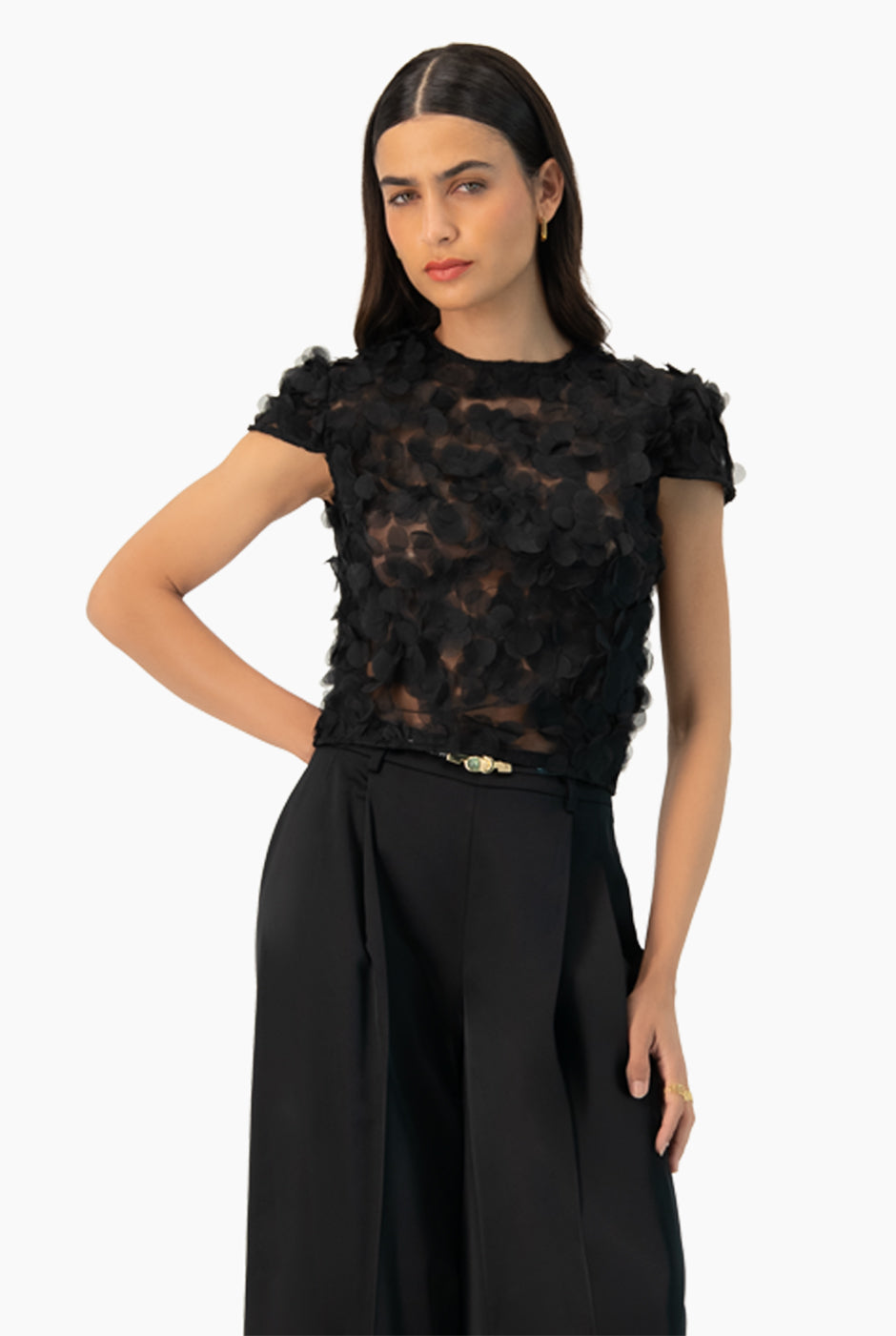 Blusa negra de gasa con apliques florales y cuello redondo