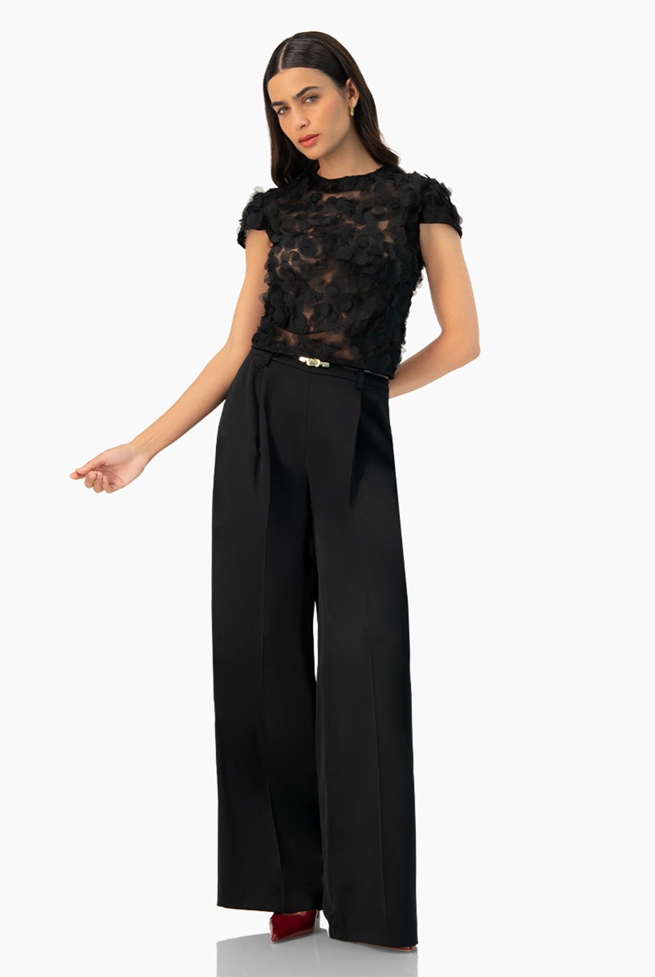 Blusa negra de gasa con apliques florales y cuello redondo