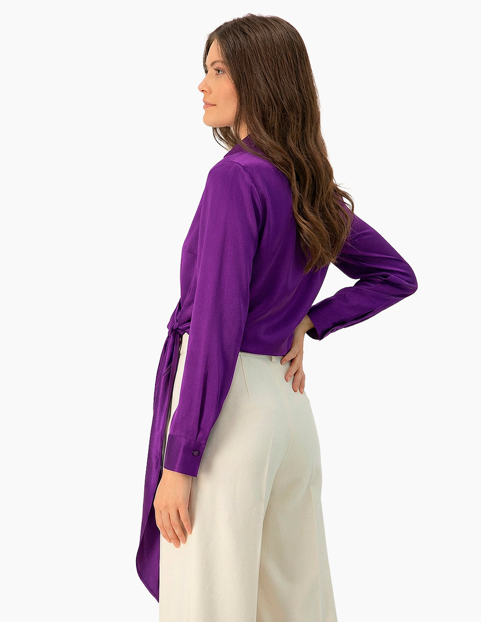 Blusa morada cruzada con amarre y mangas largas
