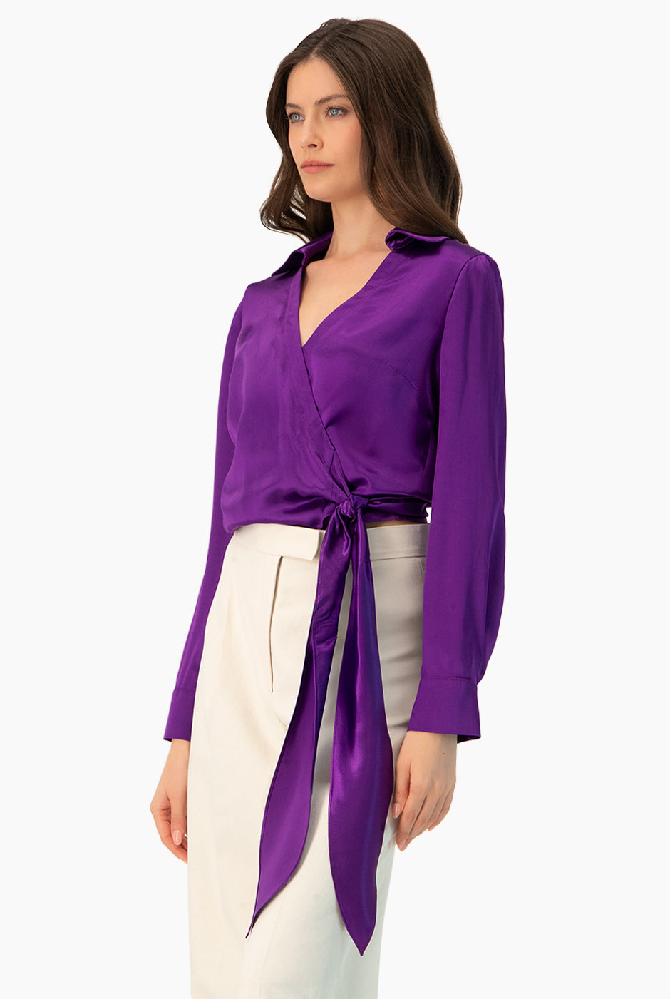 Blusa morada cruzada con amarre y mangas largas
