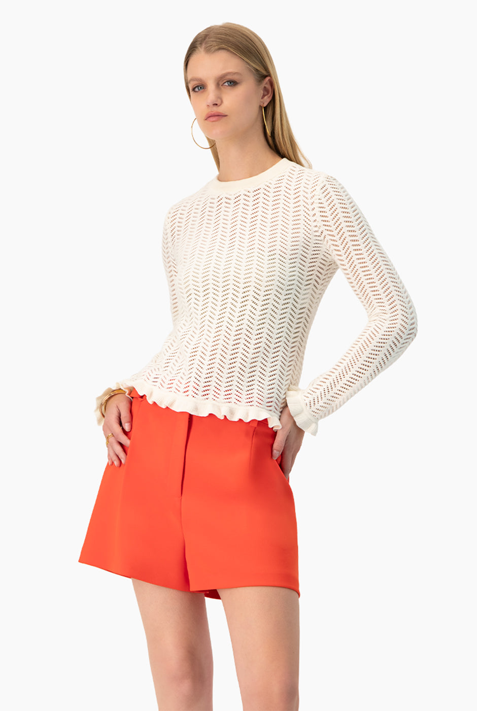Blusa tejida marfil manga larga con olanes y cuello redondo