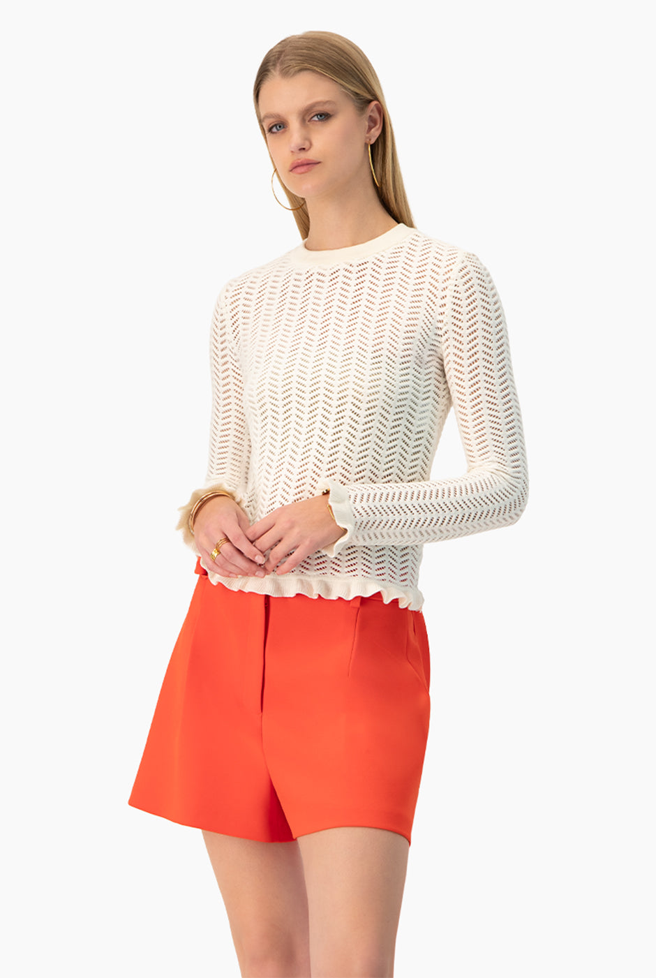 Blusa tejida marfil manga larga con olanes y cuello redondo