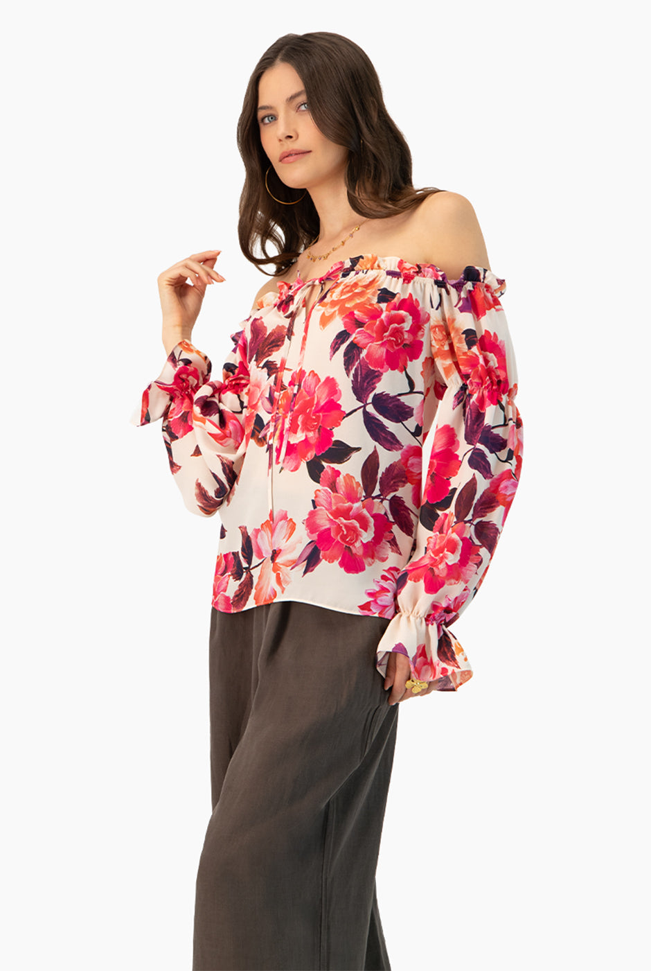 Blusa multicolor con estampado floral y hombros descubiertos