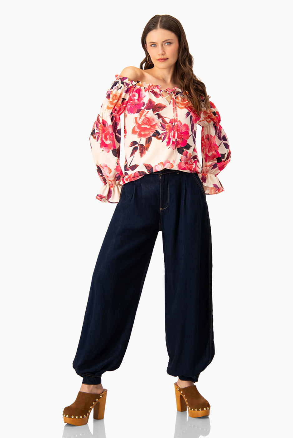 Blusa multicolor con estampado floral y hombros descubiertos