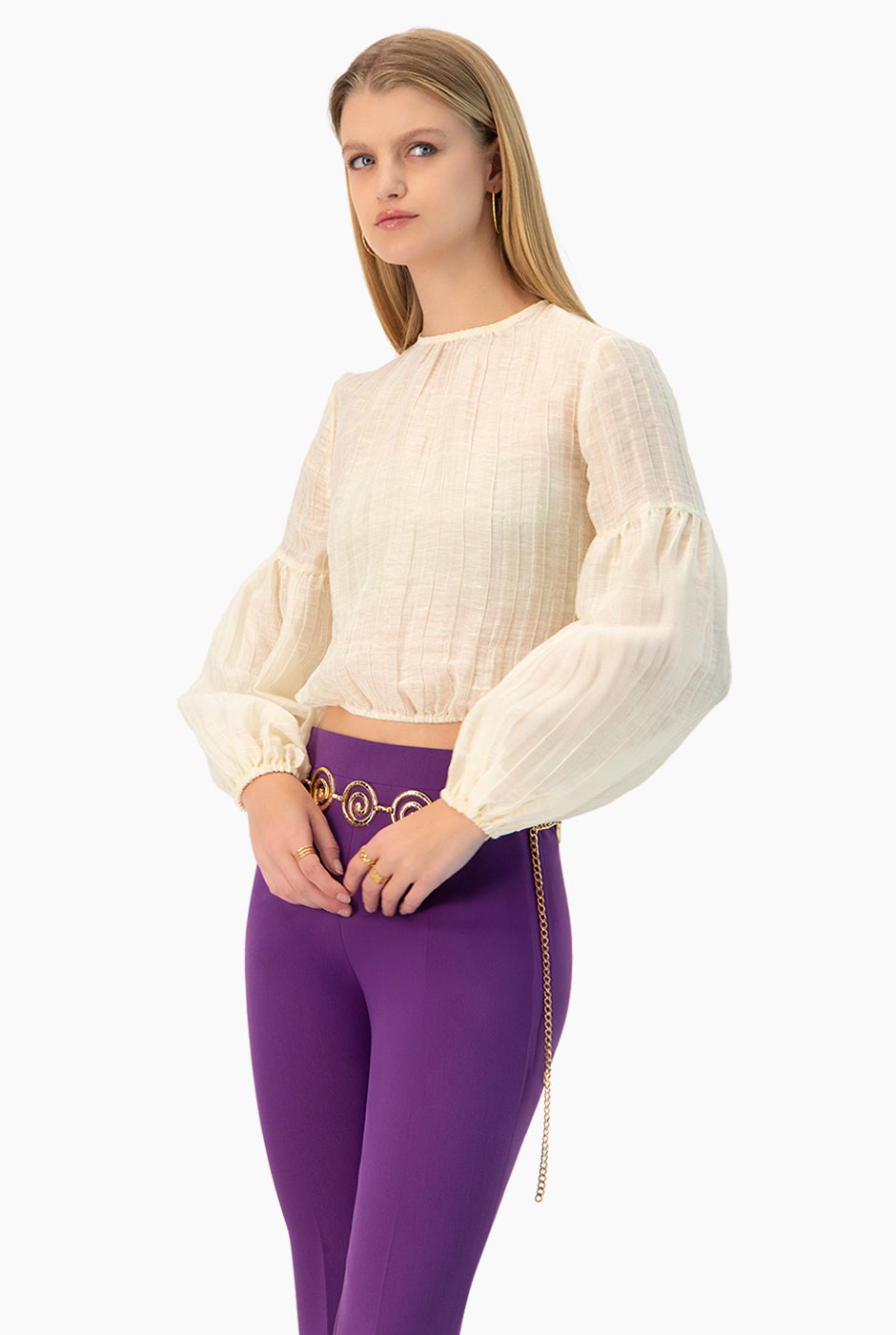 Blusa marfil de manga larga tipo globo, cuello redondo