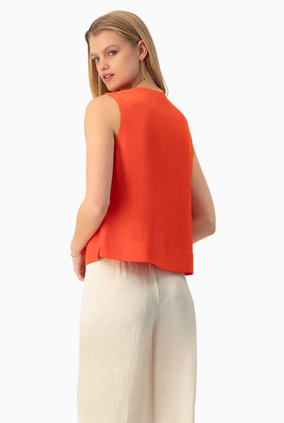 Blusa naranja sin mangas con escote en V y cuello redondo