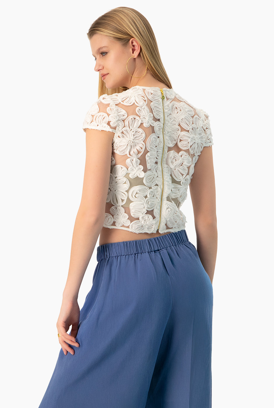 Blusa marfil de cuello redondo con detalles florales