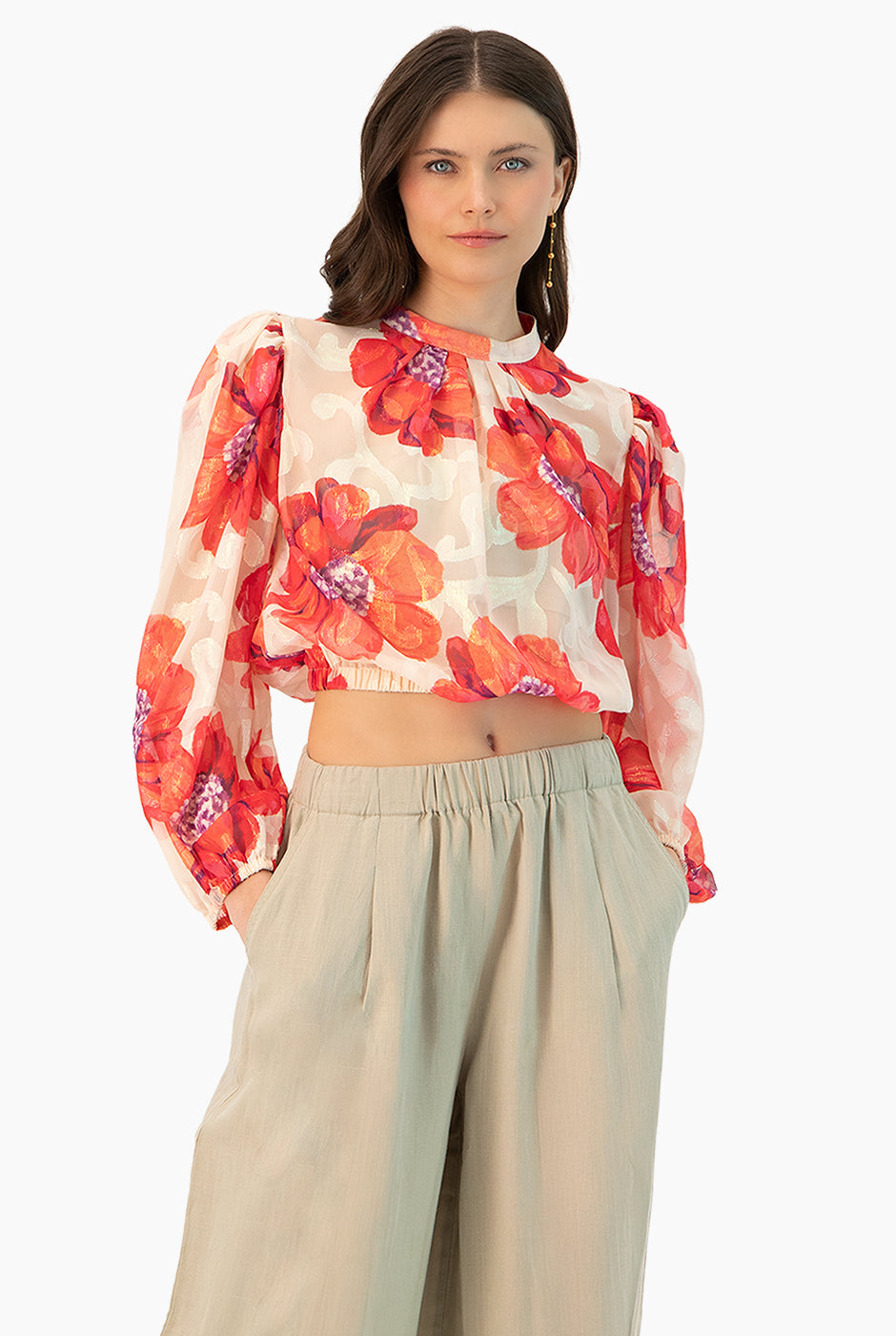Blusa estampada floral con cuello redondo y manga larga