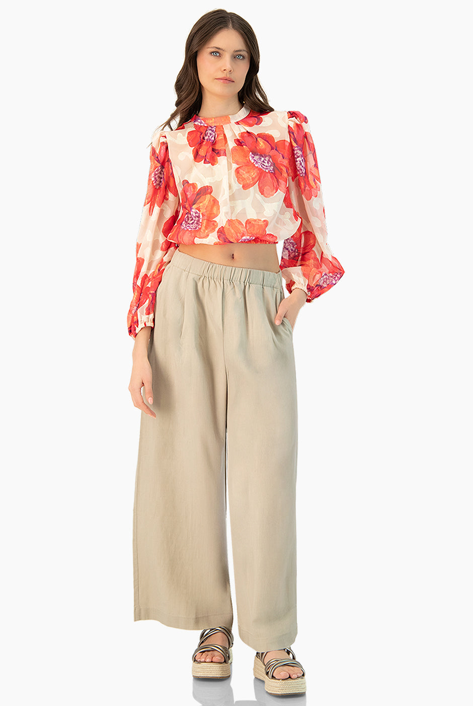 Blusa estampada floral con cuello redondo y manga larga