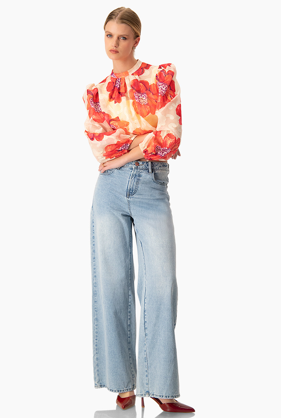 Blusa estampada floral con cuello redondo y manga larga