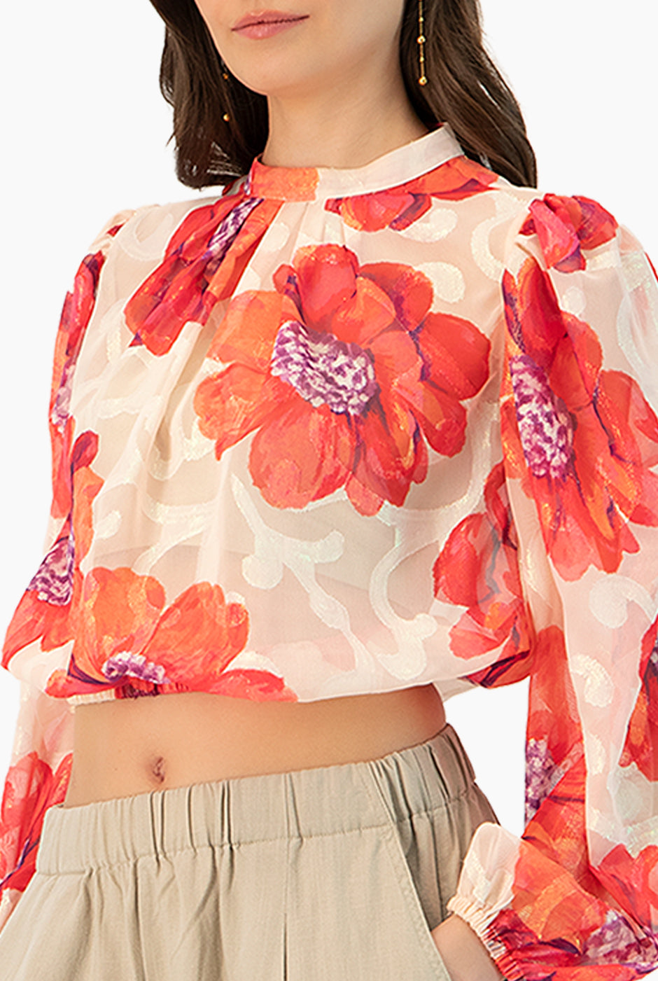 Blusa estampada floral con cuello redondo y manga larga