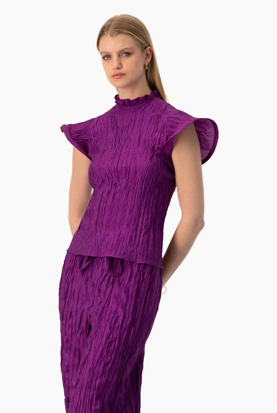 Blusa recta morada con textura plisada y cuello alto