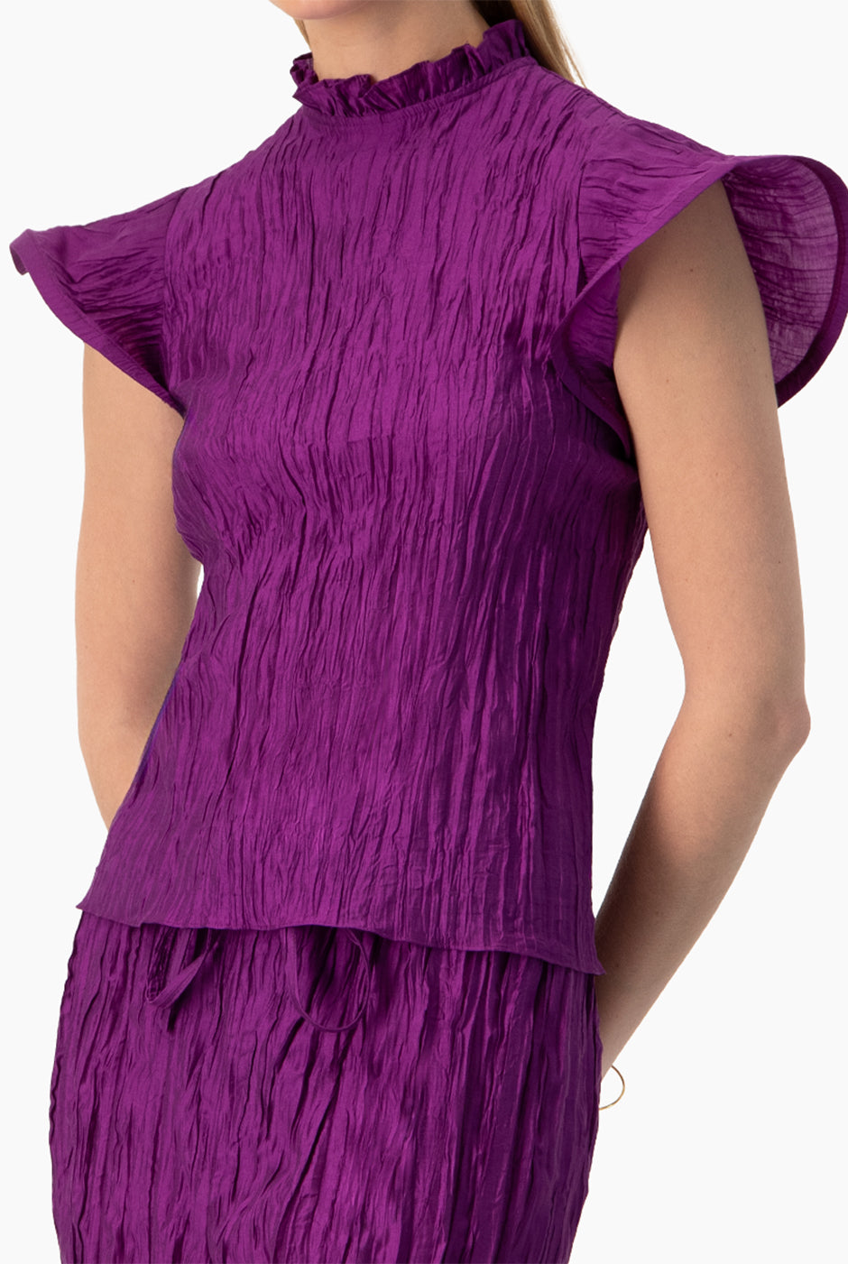 Blusa recta morada con textura plisada y cuello alto