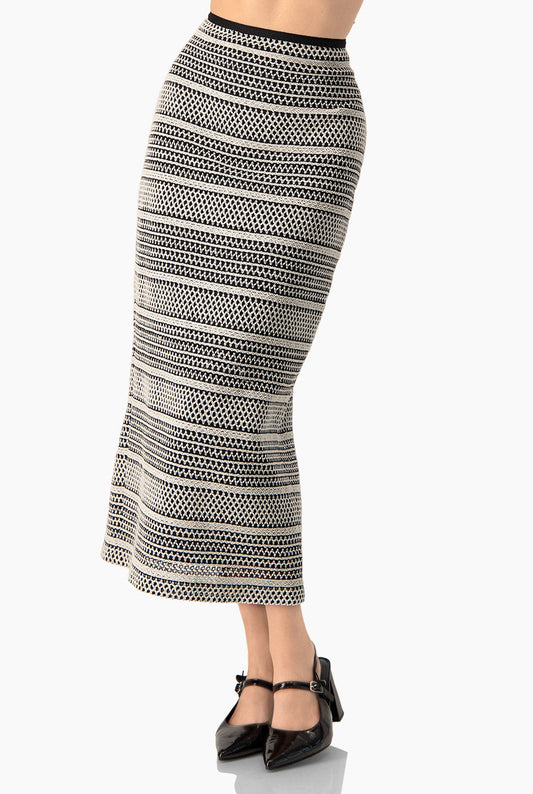 Falda midi negra ajustada con estampado geométrico y abertura trasera