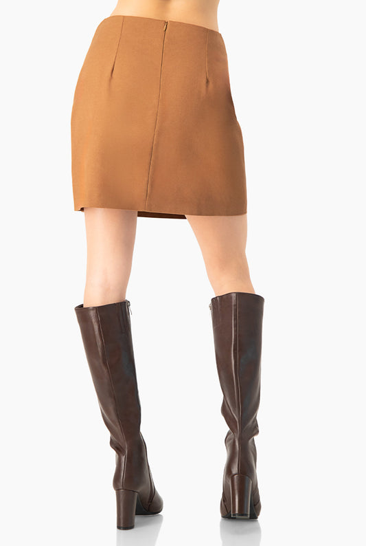 Falda corta café entallada con cierre trasero