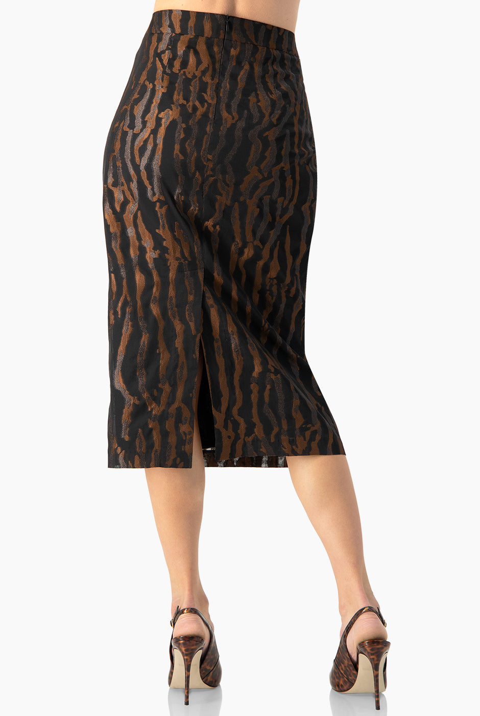 Falda negra midi con estampado animal print y abertura trasera