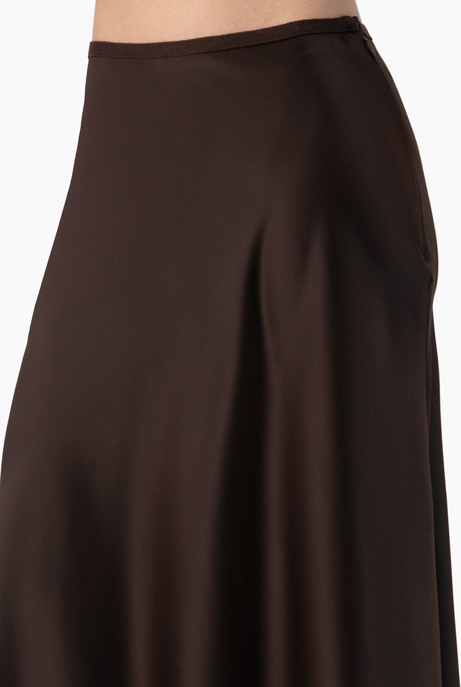 Falda midi lisa café con corte recto y elegante