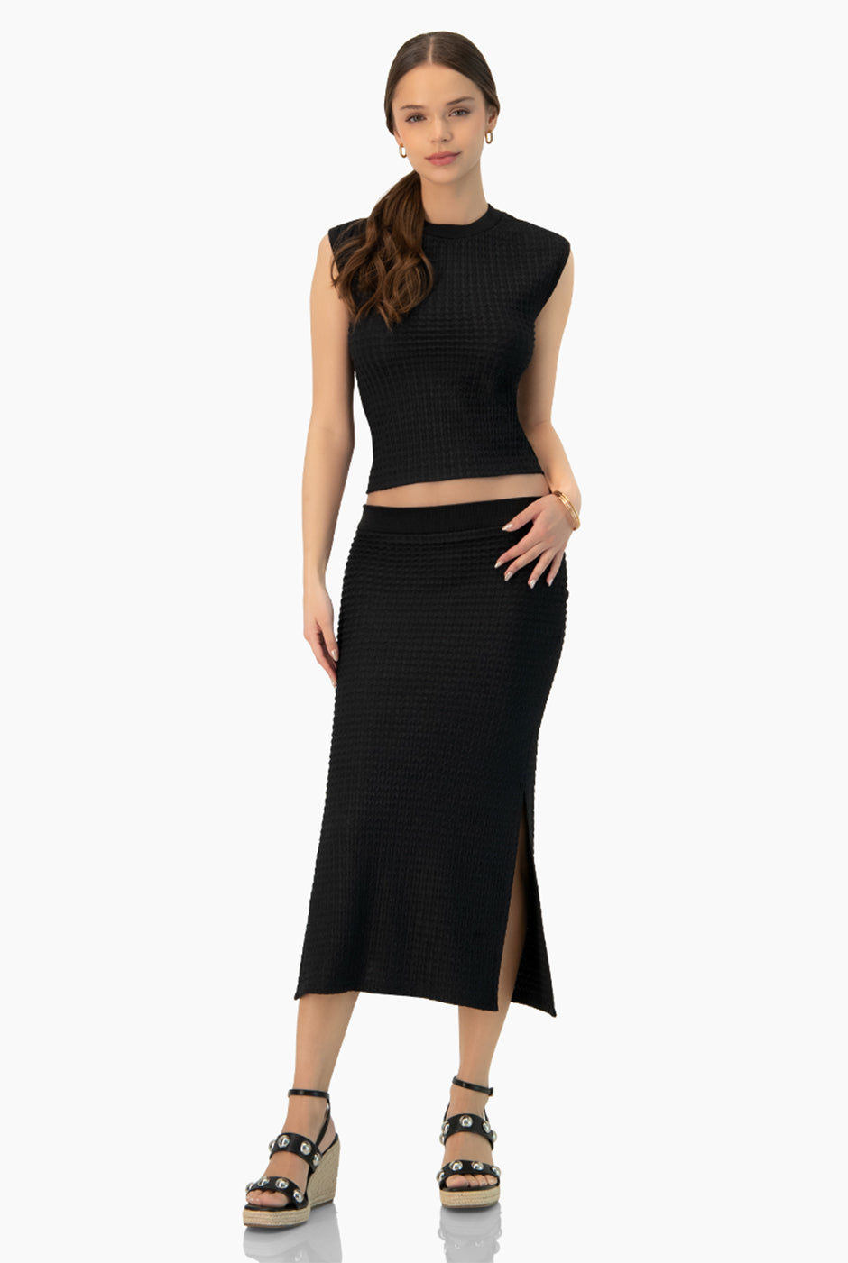 Falda negra midi con aberturas laterales
