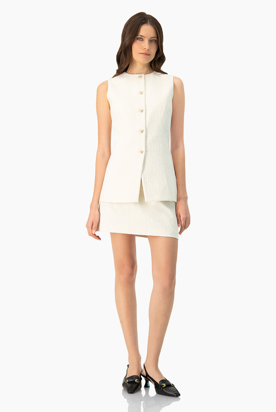 Falda corta marfil con cierre lateral elegante