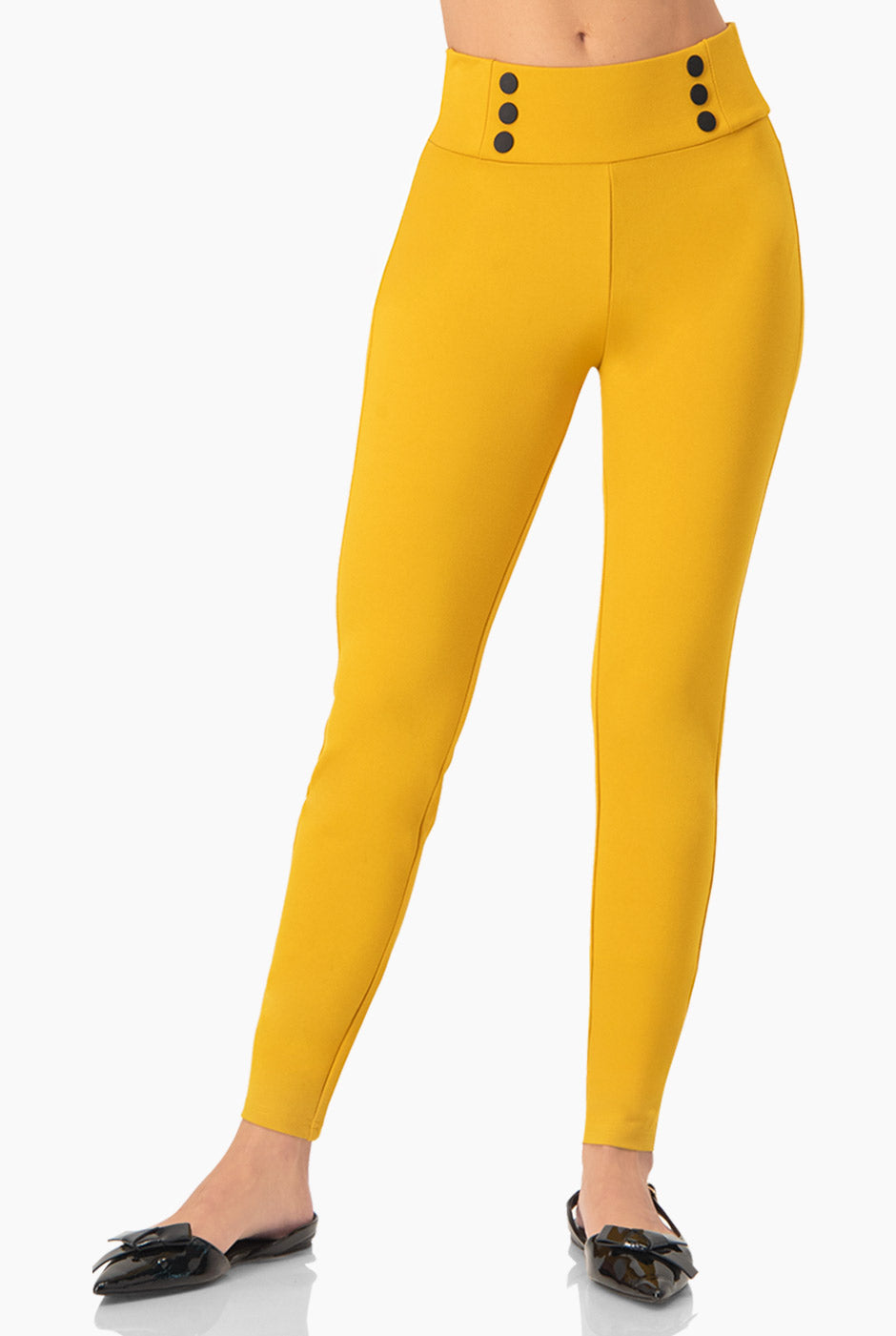 Pantalón slim amarillo con botones decorativos en la cintura