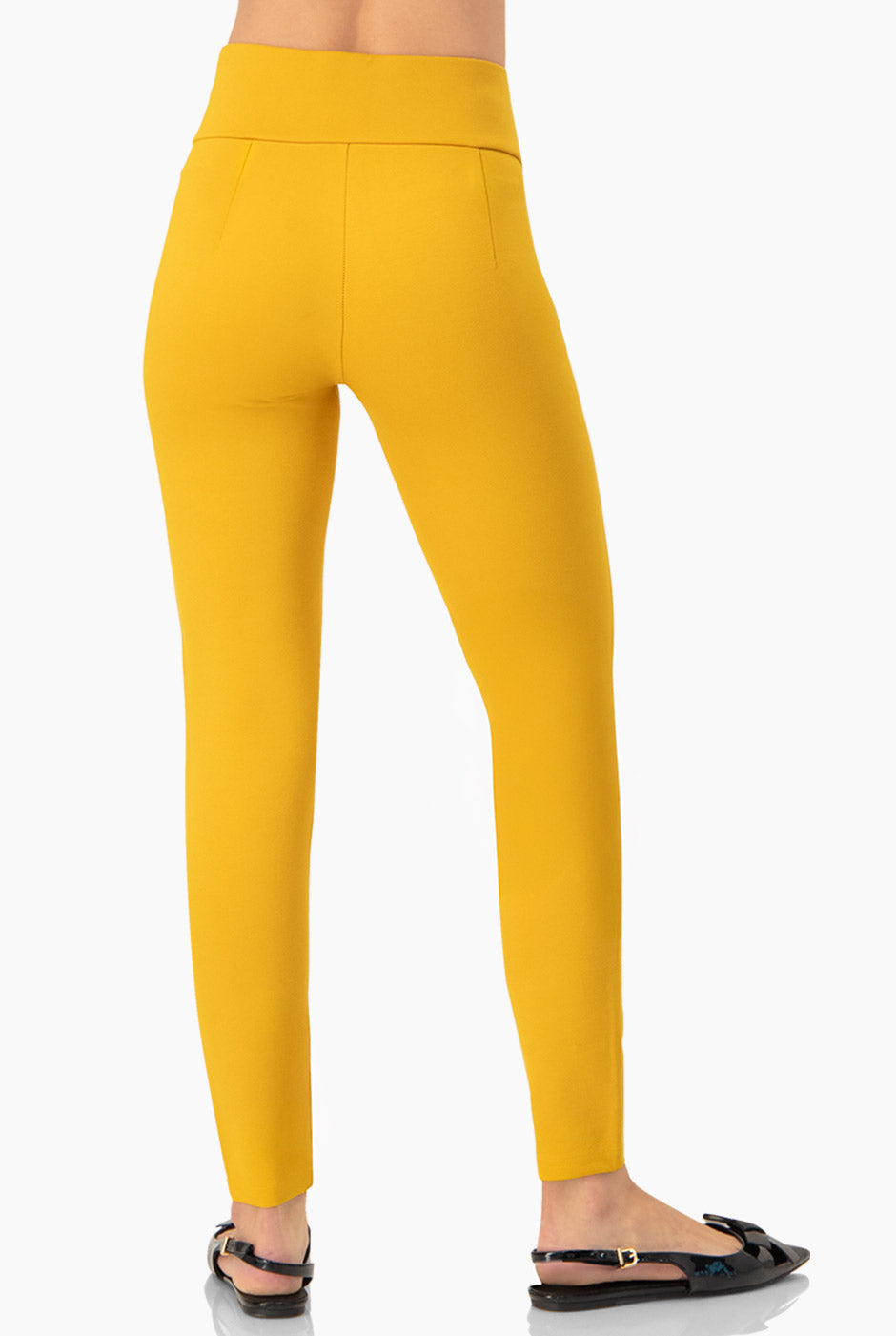 Pantalón slim amarillo con botones decorativos en la cintura