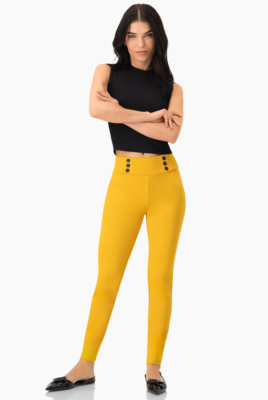 Pantalón slim amarillo con botones decorativos en la cintura