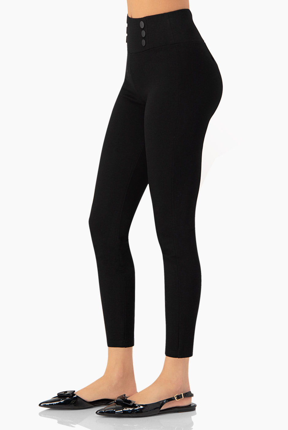 Pantalón slim negro con botones decorativos y pretina ancha