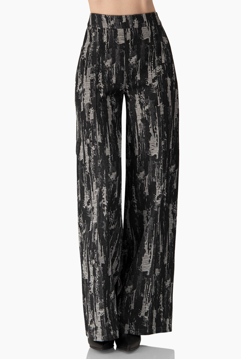 Pantalón negro tiro alto con pierna ancha y alforzas