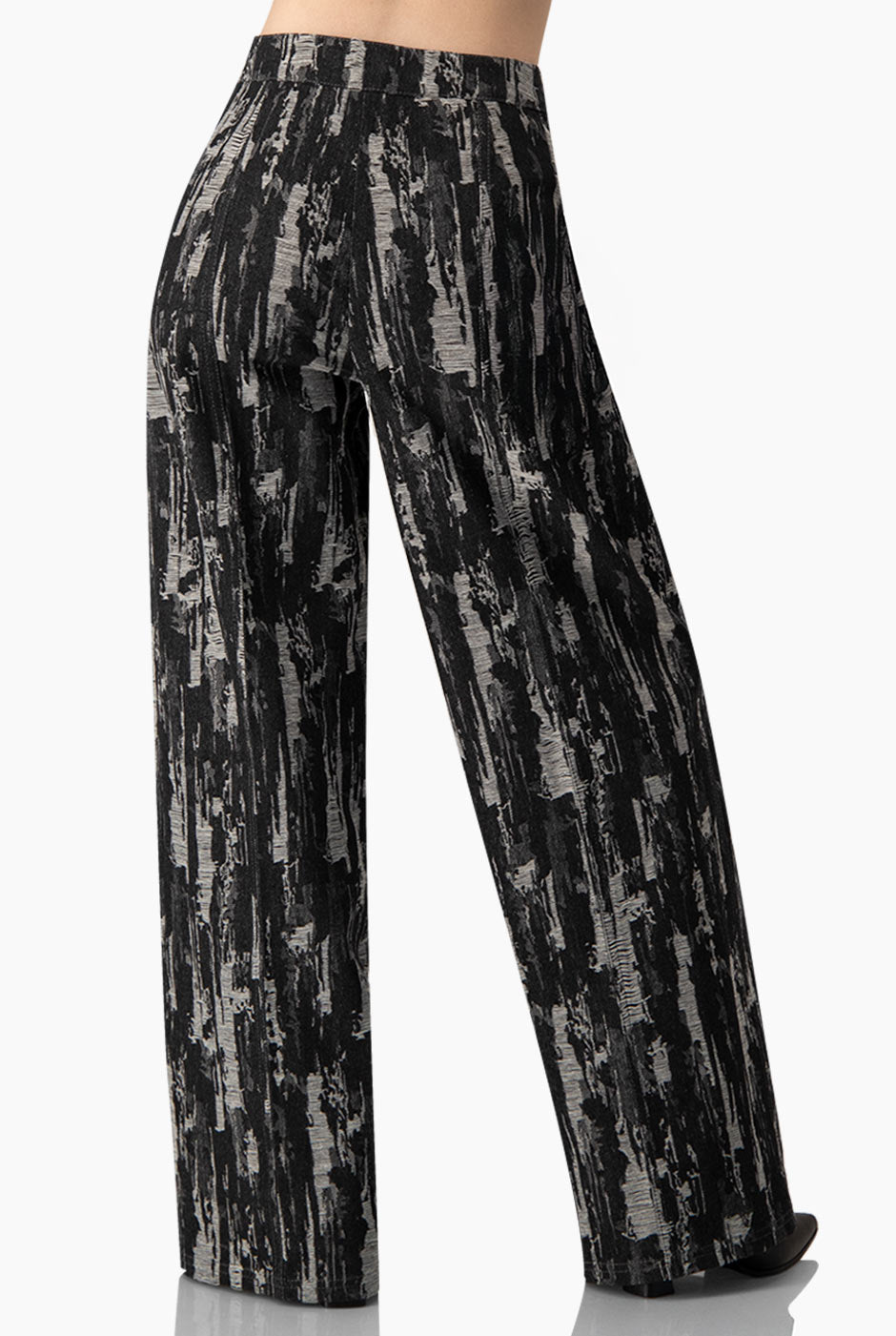 Pantalón negro tiro alto con pierna ancha y alforzas