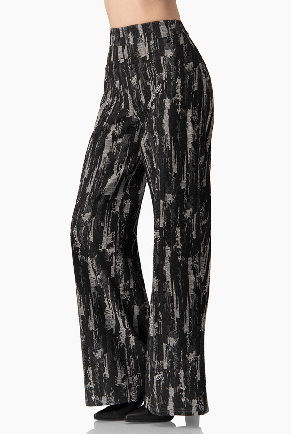 Pantalón negro tiro alto con pierna ancha y alforzas