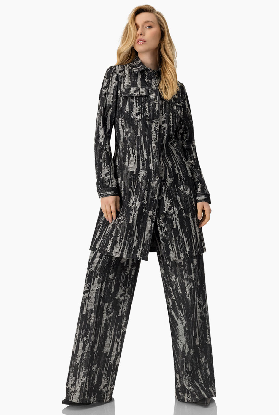 Pantalón negro tiro alto con pierna ancha y alforzas