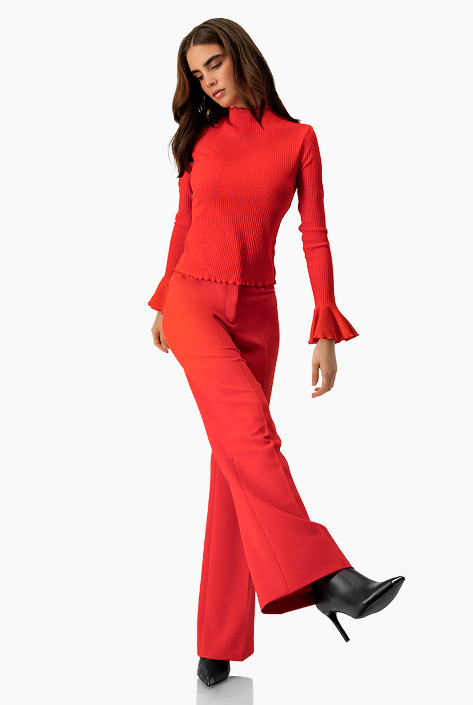 Pantalón rojo semi campana con bolsillos traseros simulados