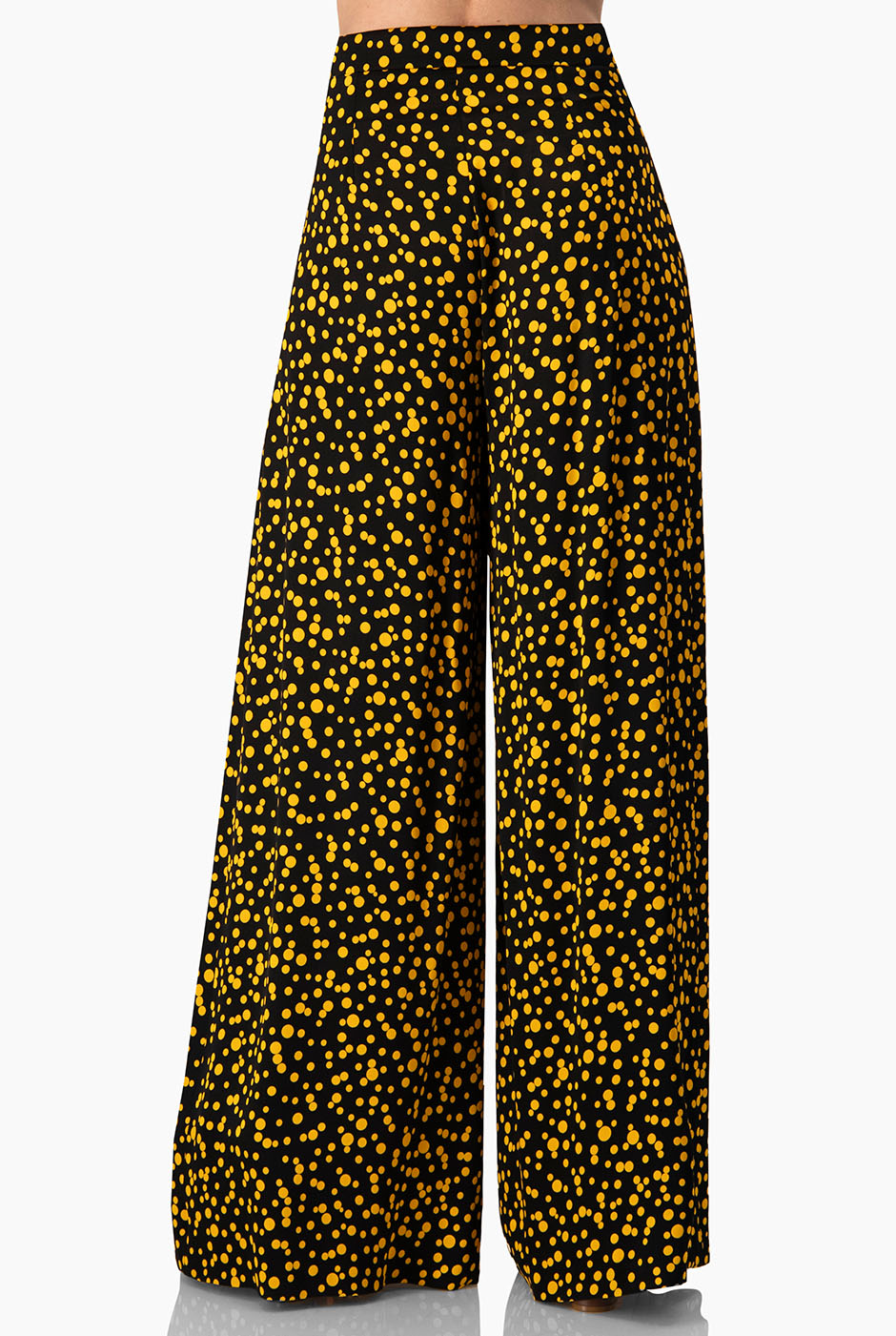 Pantalón negro de lunares amarillos con pierna amplia