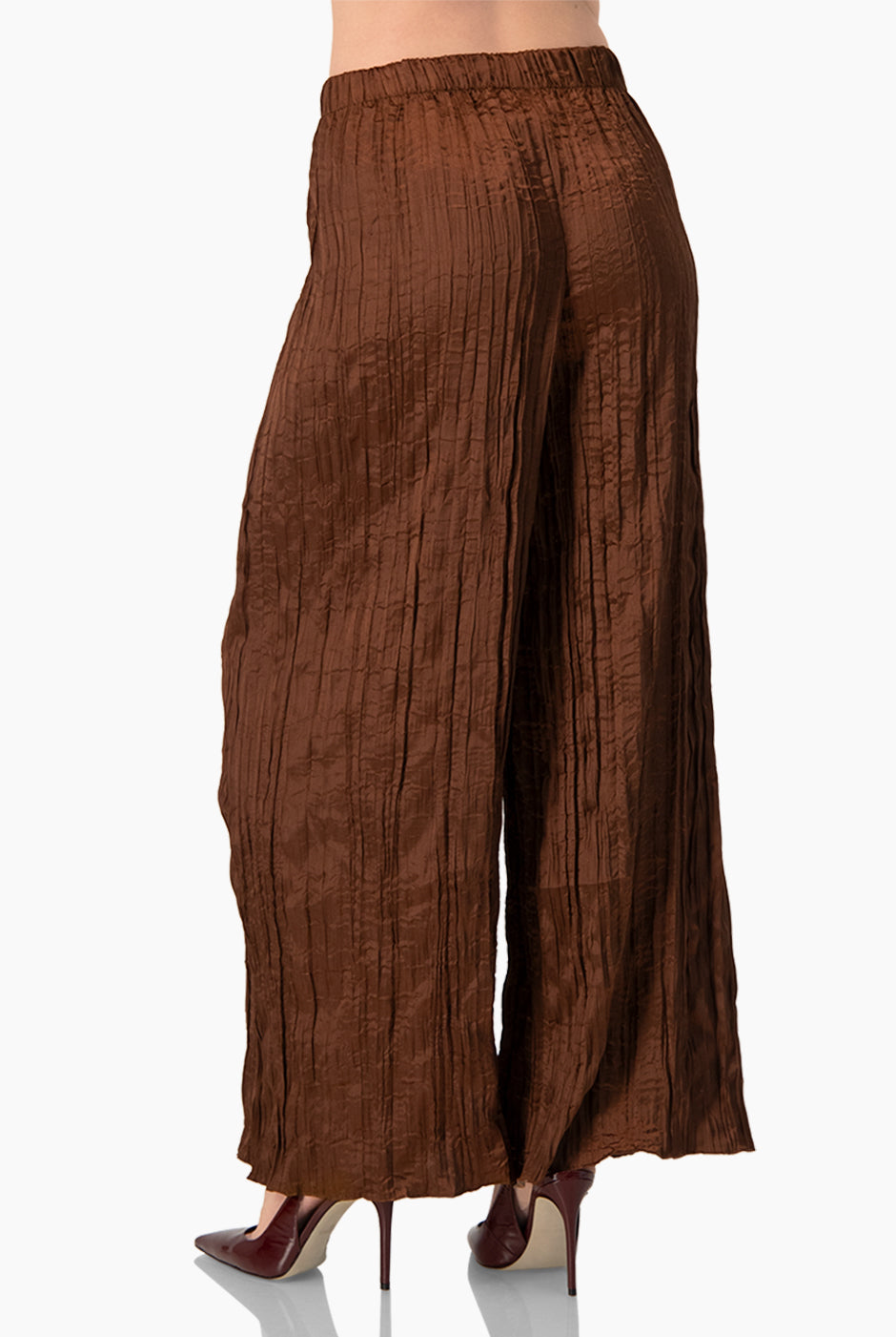 Pantalón recto café de pierna amplia con plisados