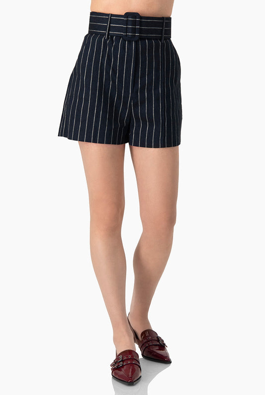 Short sastreado azul marino con rayas y cinturón