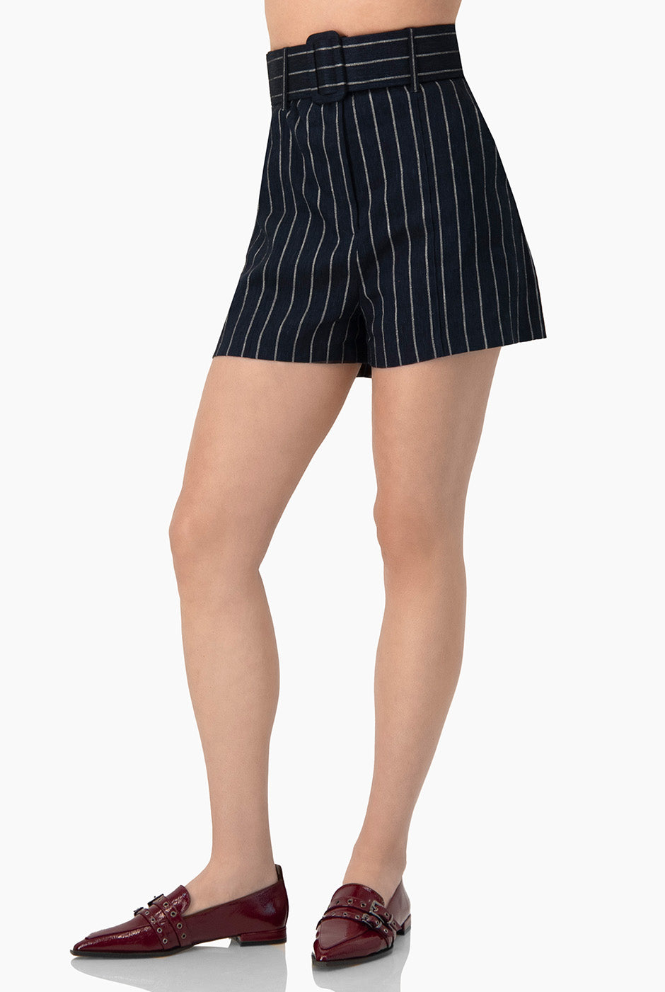 Short sastreado azul marino con rayas y cinturón