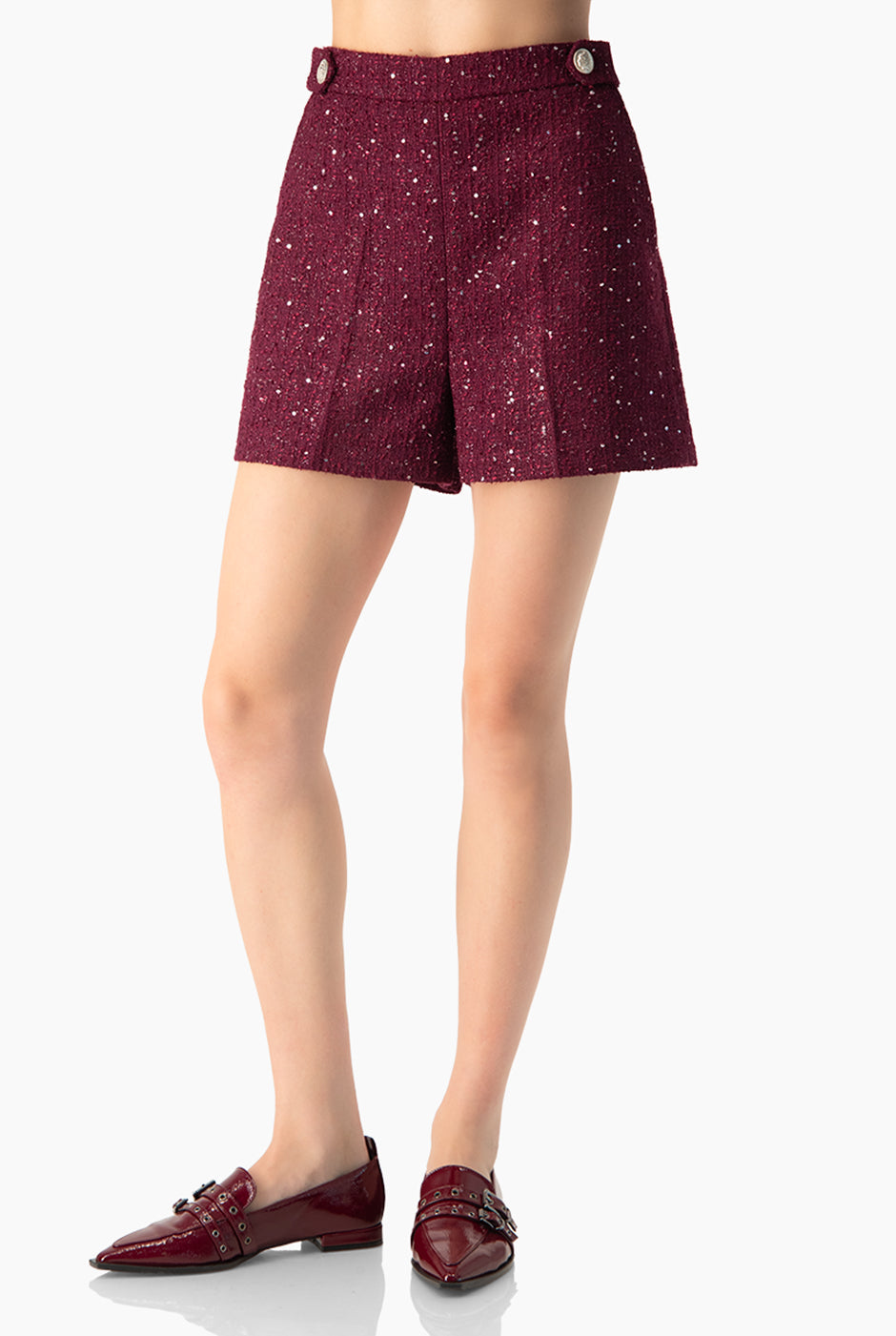 Short sastreado en color vino con bolsillos laterales y botones decorativos