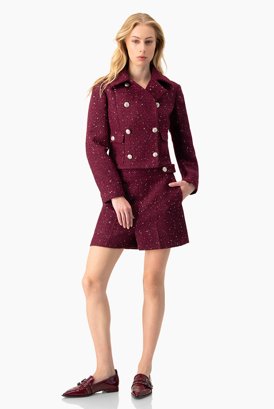 Short sastreado en color vino con bolsillos laterales y botones decorativos