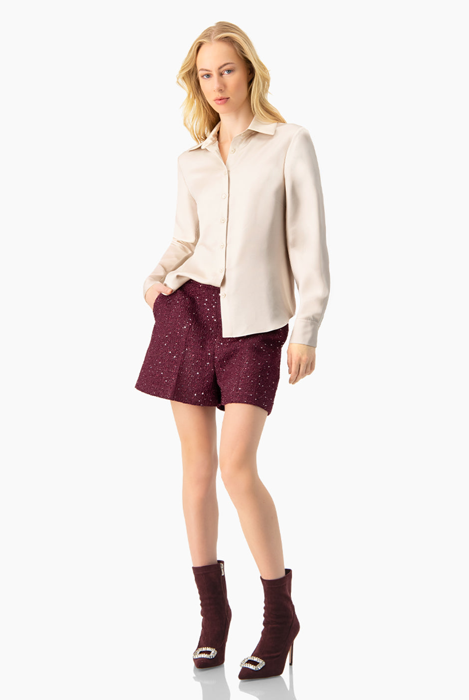 Short sastreado en color vino con bolsillos laterales y botones decorativos