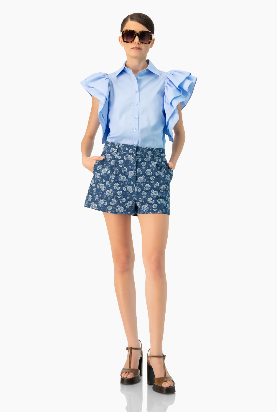 Short denim azul marino con detalle floral