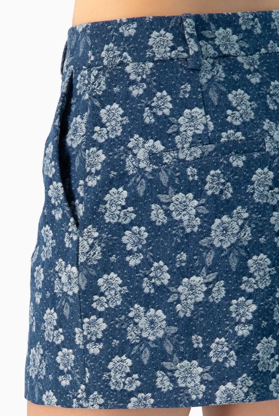 Short denim azul marino con detalle floral